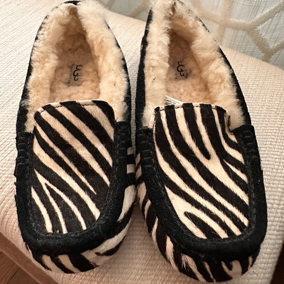 Ugg Slippers - Picture 1 of 3
